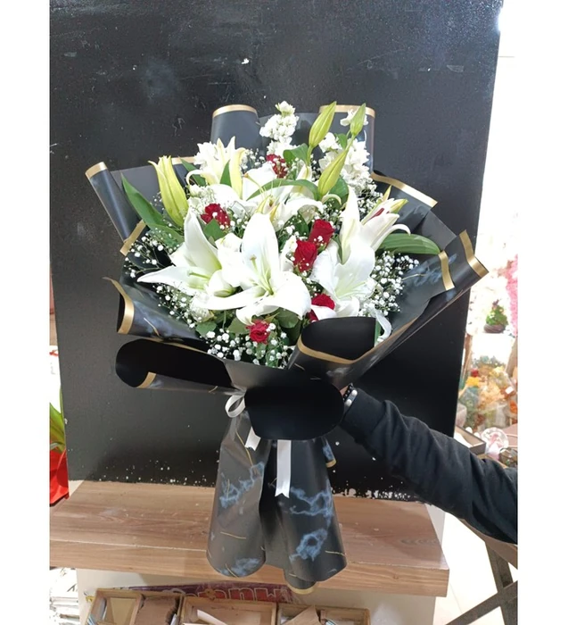 Kırmızı gül ve lilyum buketi