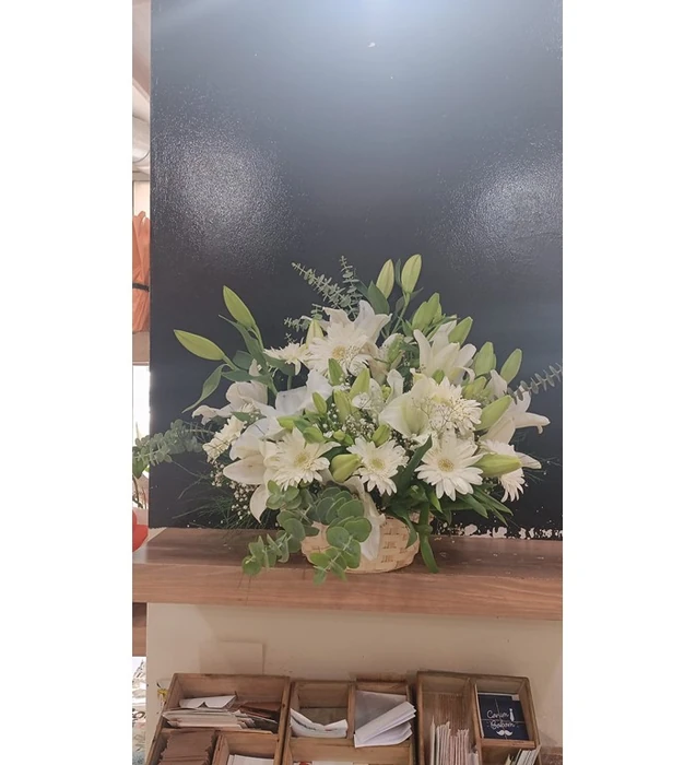 Hasır sepette lilyum ve gerbera aranjmanı