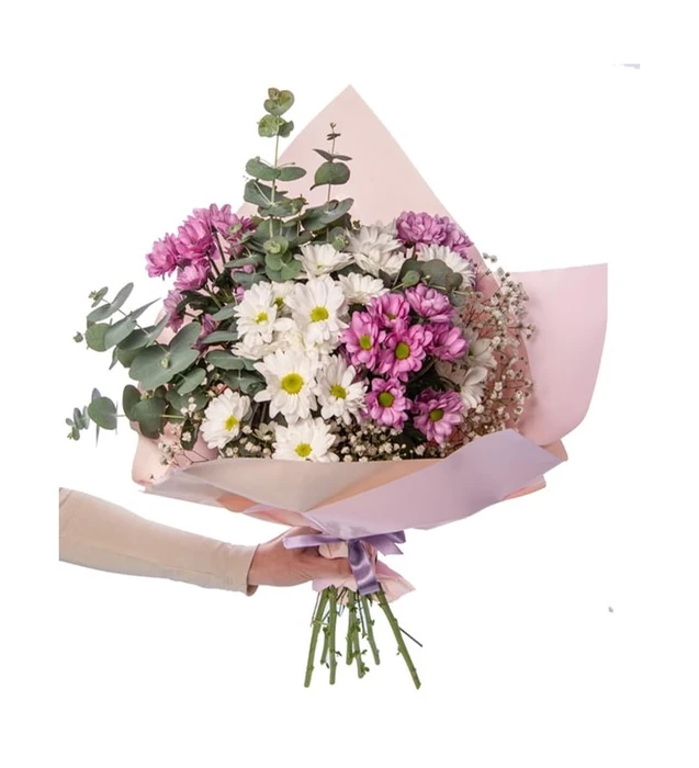 Beyaz Buket Kağıdında Beyaz ve Pembe Papatyalar